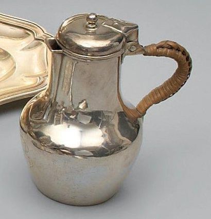 Petit pot à eau en argent, de forme balustre....