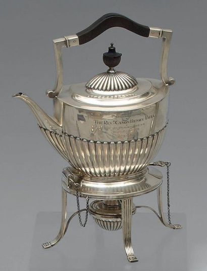 Bouilloire ovale, son support et sa lampe...