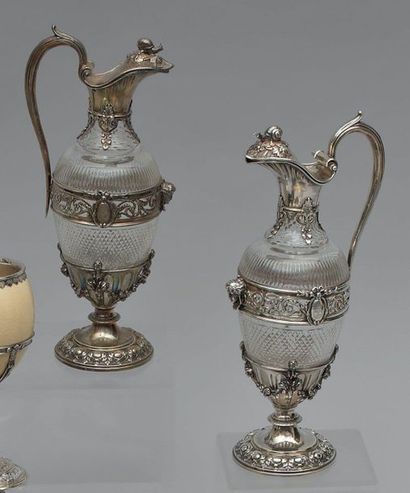 Paire d'aiguières ovoïdes en cristal taillé...