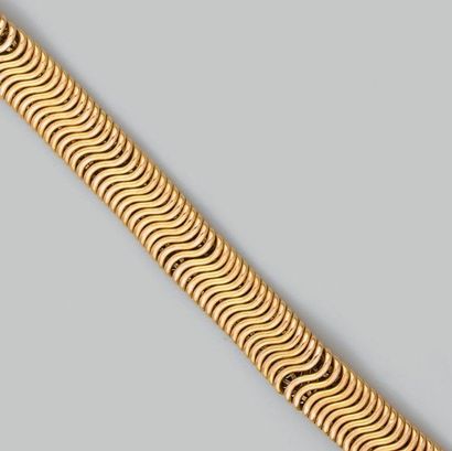 Bracelet souple en or jaune formé d'un ruban...