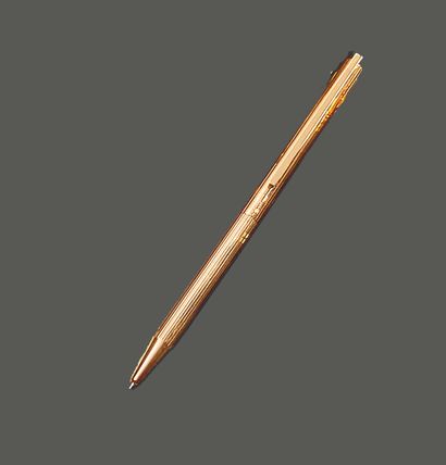 S.T. DUPONT. Stylo à bille en métal doré....