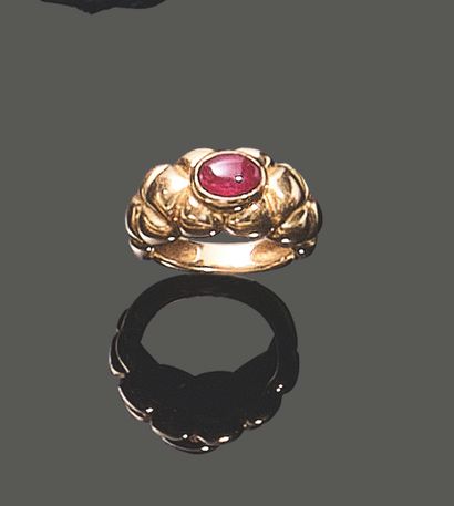 Bague en or jaune 18K (750), sertie d'un...