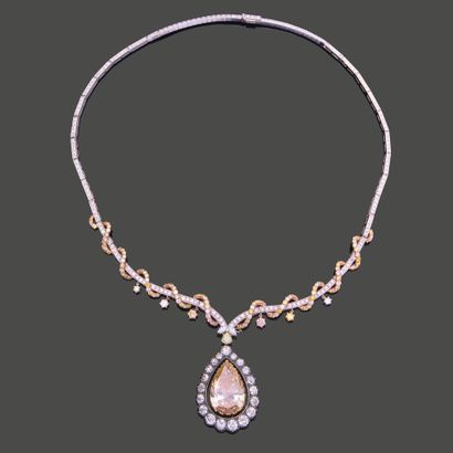Necklace including : 
- a large pendant in...