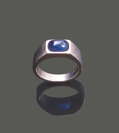 Bague en platine, ornée d'un saphir ovale...