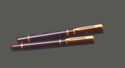 WATERMAN. Deux stylos à plume en résine noire,...