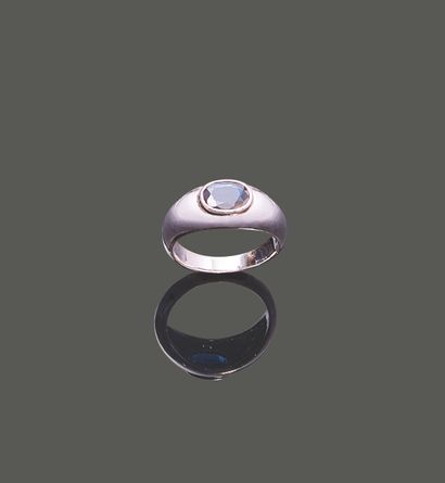 Bague demi-jonc en or gris 18K (750), sertie...