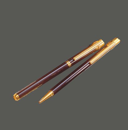 CARTIER. Deux stylos Must de Cartier, en...