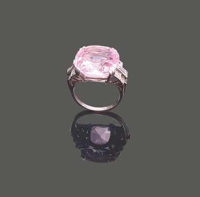 Bague en platine, ornée d'une importante...