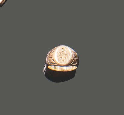 Bague chevalière en or jaune 18K (750), ciselée...