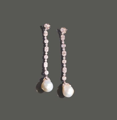 Pair of articulated earrings in 18K (750)...