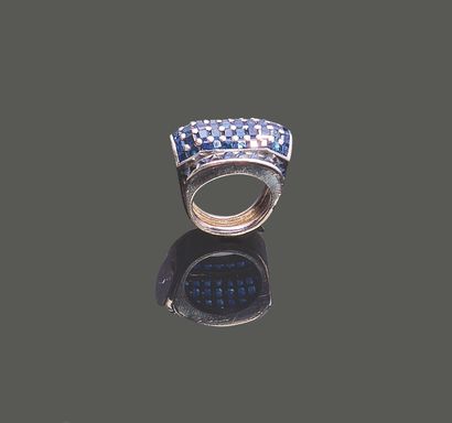 Bague en platine genre tank, la partie supérieure...