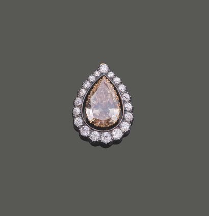 Necklace including : 
- a large pendant in...