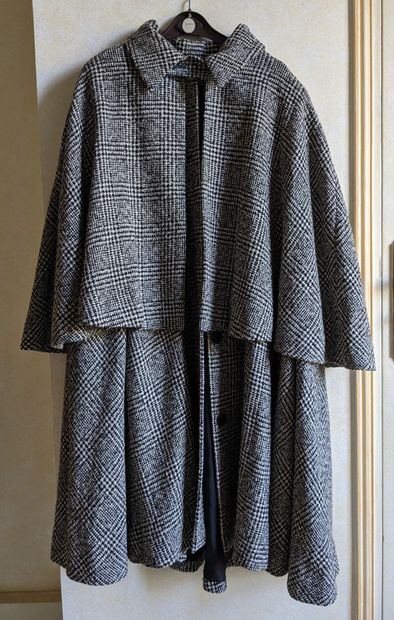 DIOR Boutique. Manteau cape en lainage pied...