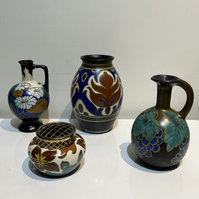 Gouda ceramics set: - pitcher decorated with...