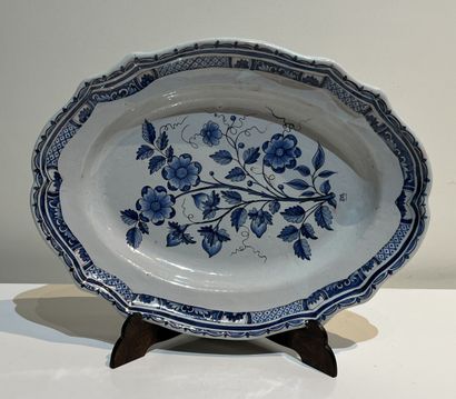 Sinceny. Poly-lobed oval dish decorated in...