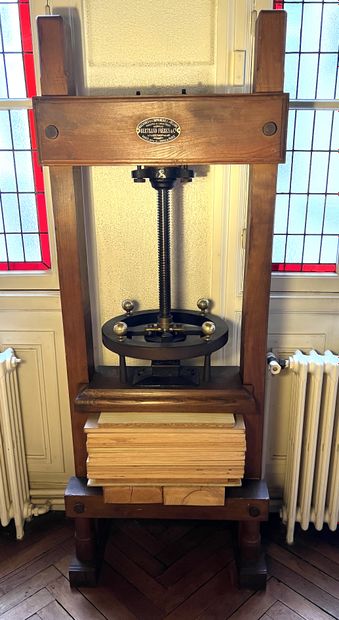 Presse de relieur en chêne de la Maison Bertrand...