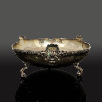Tripod silver bowl (800), the rim decorated...