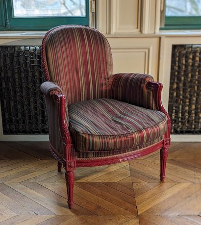 Bergère en bois laqué rouge mouluré de frises...
