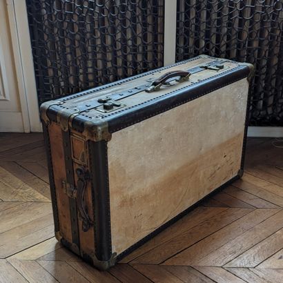 Cadre en bois doré à frises de perles, le...