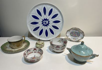 THARAUD, Limoges. Porcelain pie dish decorated...