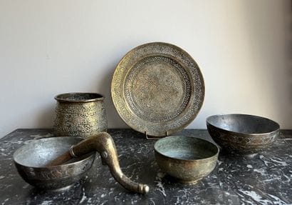 Pot et petit plateau en laiton à décor repercé....