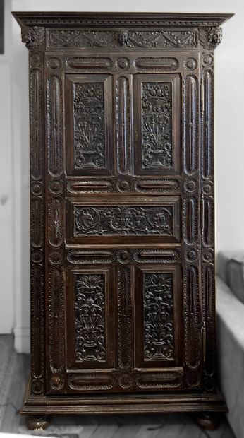 Armoire en bois naturel teinté et sculpté....