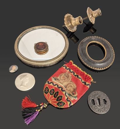 Bibelots : a small round centerpiece in silver-plated...