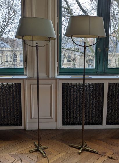 Paire de lampadaires en laiton verni, le...