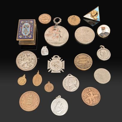 Small bronze set: medals, enameled matchbox...
