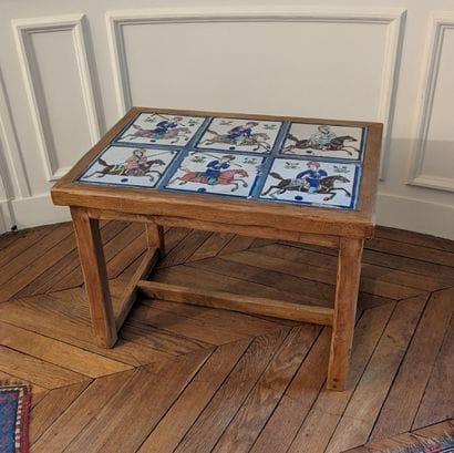 Table basse en bois naturel, le plateau rectangulaire...