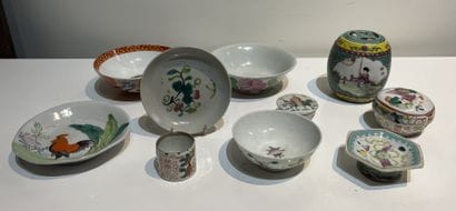 Chine, XXe siècle. Ensemble de porcelaines...