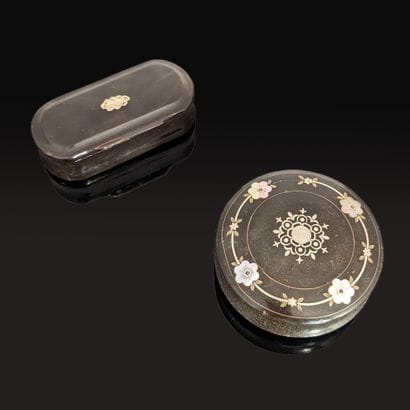 Round box in gutta percha-style composition,...