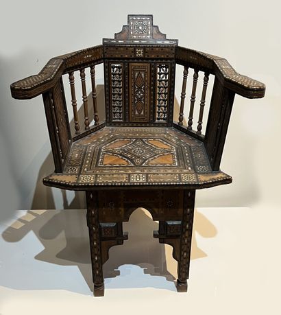 Fauteuil syrien en bois marqueté de nacre...