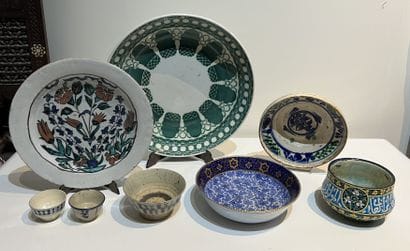 Iznik. Plat creux en faïence à décor de tulipes...