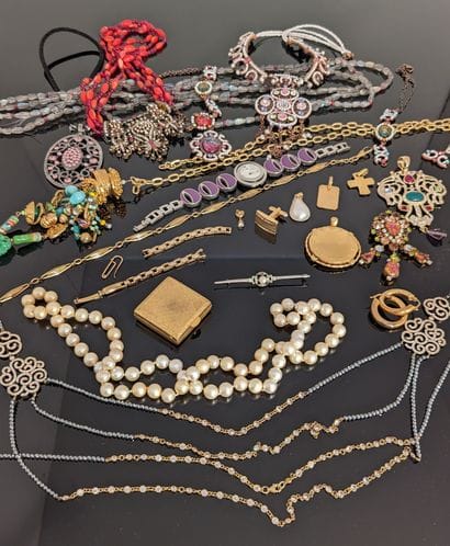 Set of costume jewelry including rings, brooches,...