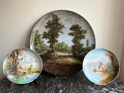 Large earthenware dish with painted decoration...