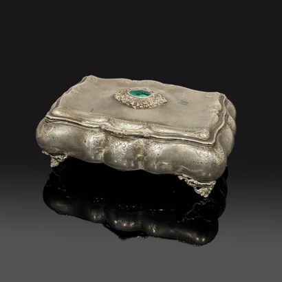 Silver box (800) of rectangular poly-lobed...