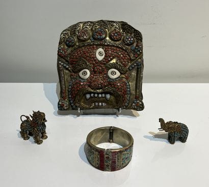 NEPAL. Masque en métal repoussé à incrustations...