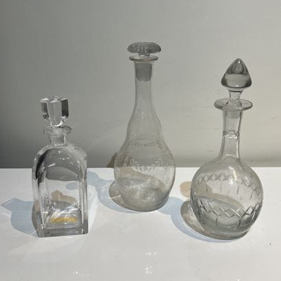 Trois carafes en cristal : une quadrangulaire...