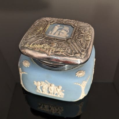 Wedgwood porcelain bonbonnière with quadrangular...