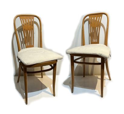 Manufacture THONET. Paire de chaises en bois...