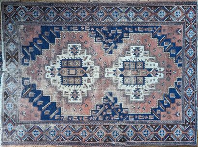Tapis d'Orient en laine à décor de deux losanges...
