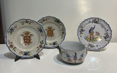 Earthenware set: - pair of plates decorated...