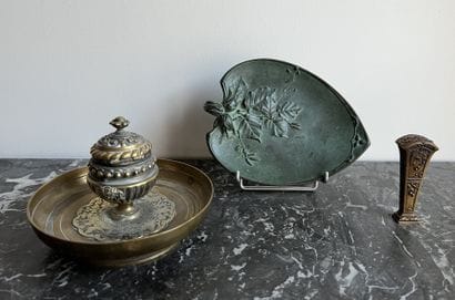 Encrier en bonze en forme d'urne à décor...