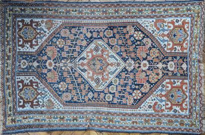 Tapis d'Orient en laine, à décor au centre...