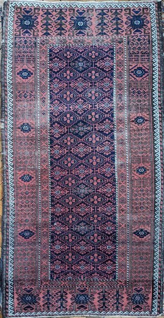 Tapis d'Orient en laine, à décor au centre...