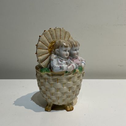 HEUBACH, attributed to. Porcelain bouquetière...
