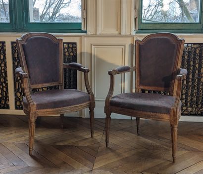 Paire de fauteuils en bois naturel, le dossier...