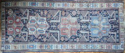 Tapis d'Orient en laine, à décor de trois...