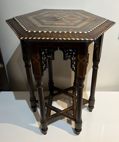 Guéridon hexagonale en marqueterie de bois...